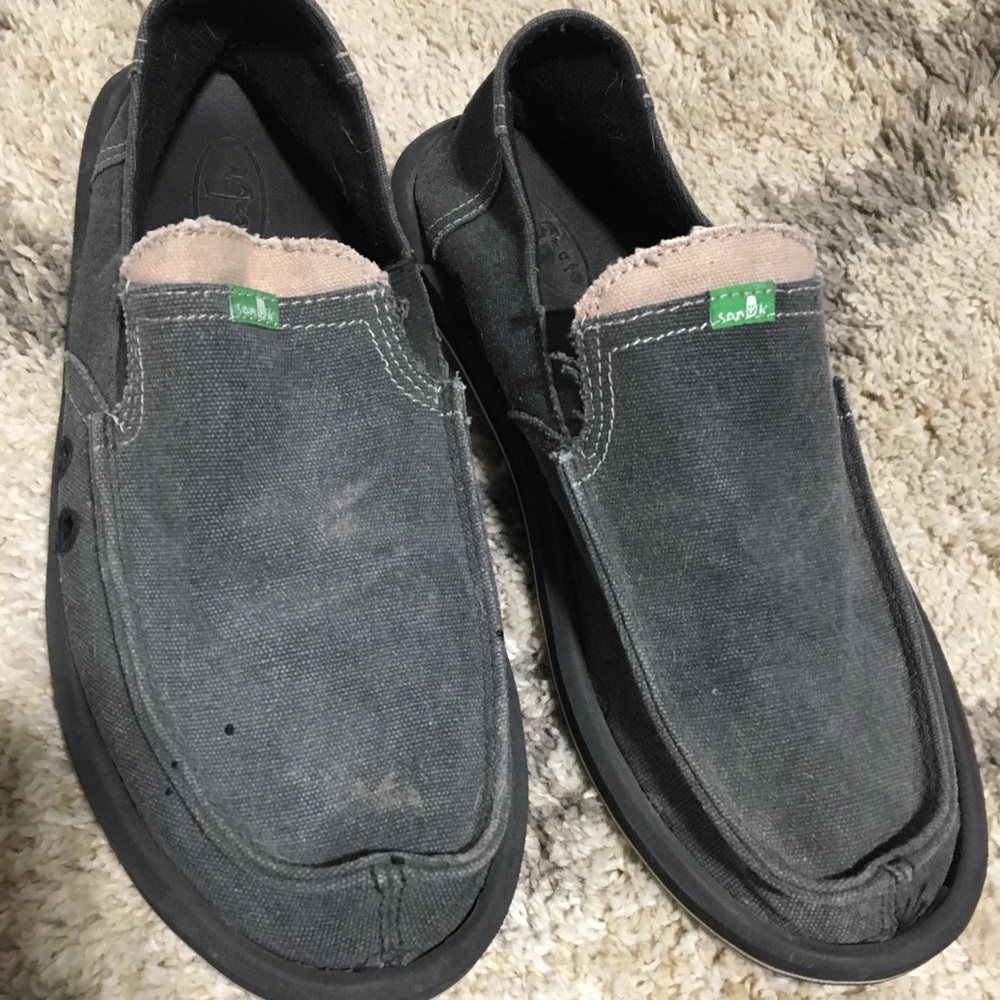 Sanuk mens slip on rubber soled casual shoe size 9